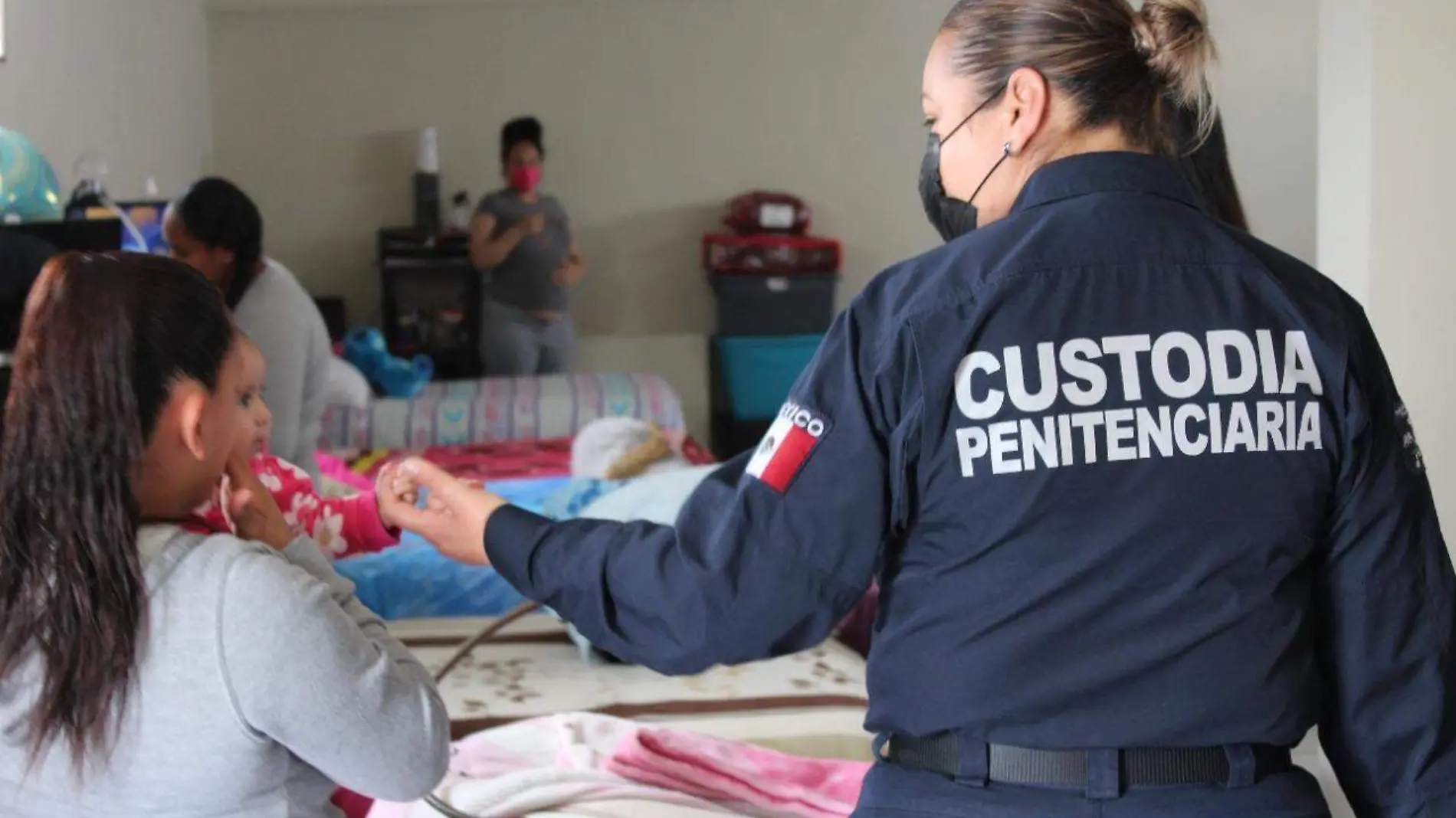 policía en el cereso femenil